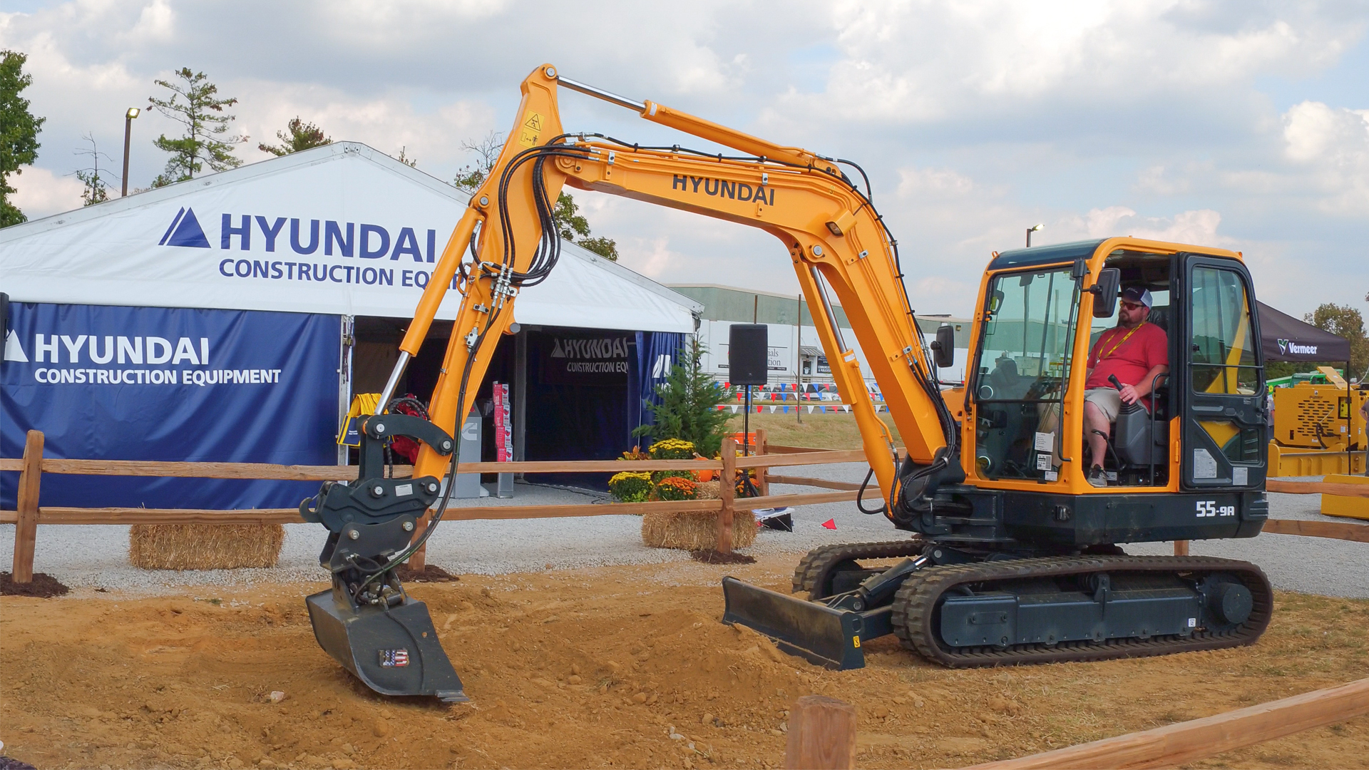 2021 Utility Expo Equipment Demo and YouTube Meet & Greet -Hyundai Booth K341