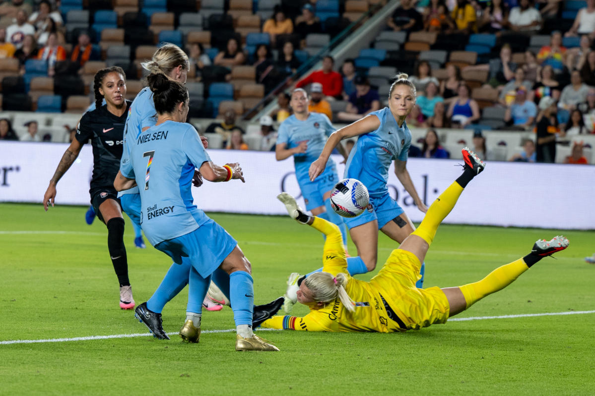 Angel City FC gets a draw after controversial no-goal: ‘That was one that we all thought was a goal’