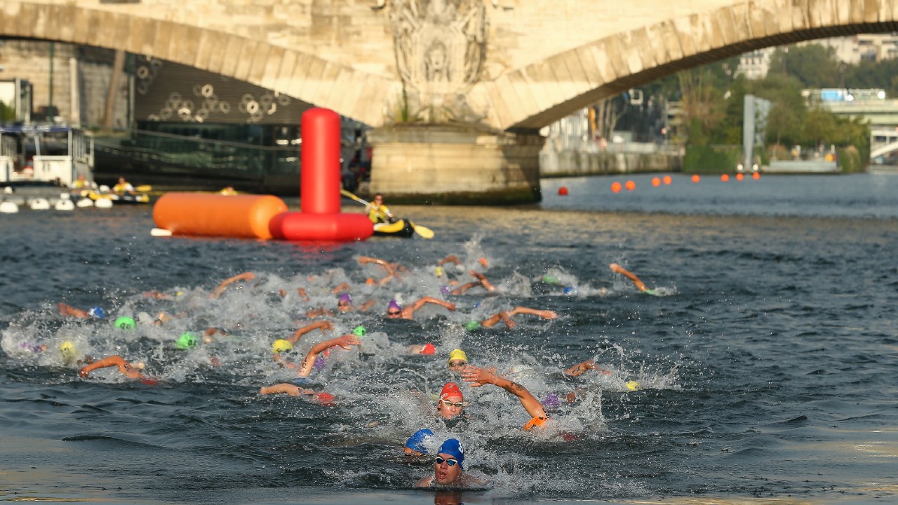 Olympic Games triathlon: French sports minister and Hanquinquant swim in the Seine