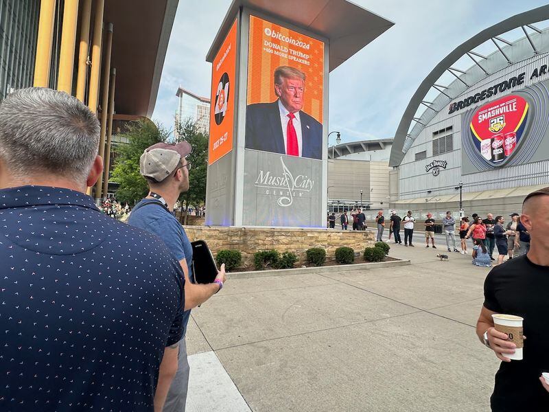 Bitcoin Nashville Conference in Pictures: Orange Athena, Pink Suits, Polymarket Swag, Trump’s Song