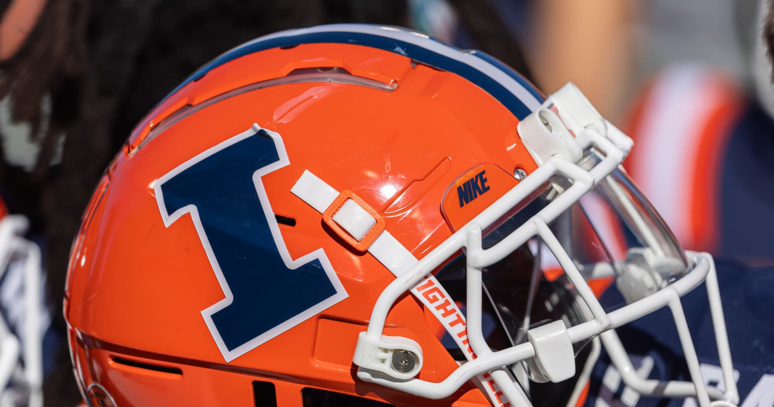 Photo: Illinois CFB Unveils 1920s-Style Throwback Uniforms with ‘Leather’ Helmets