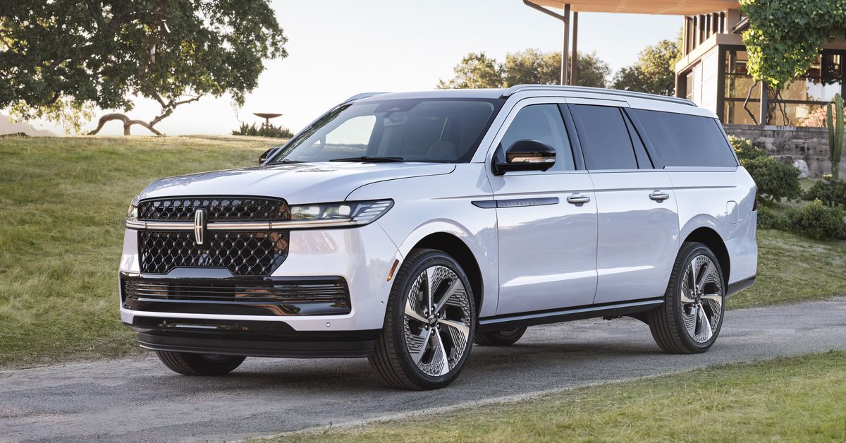 Lincoln’s massive digital dash fits right into the new Navigator