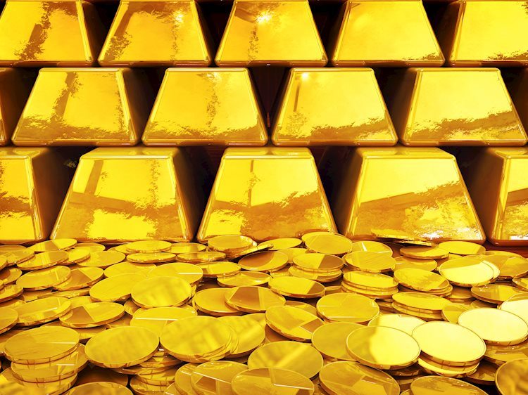 Gold closes week above $2,700, US PCE data in Focus