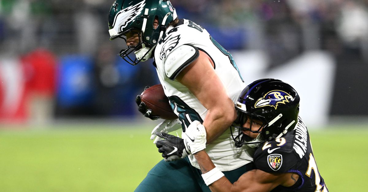 Two Eagles skill players get banged up in win over Ravens