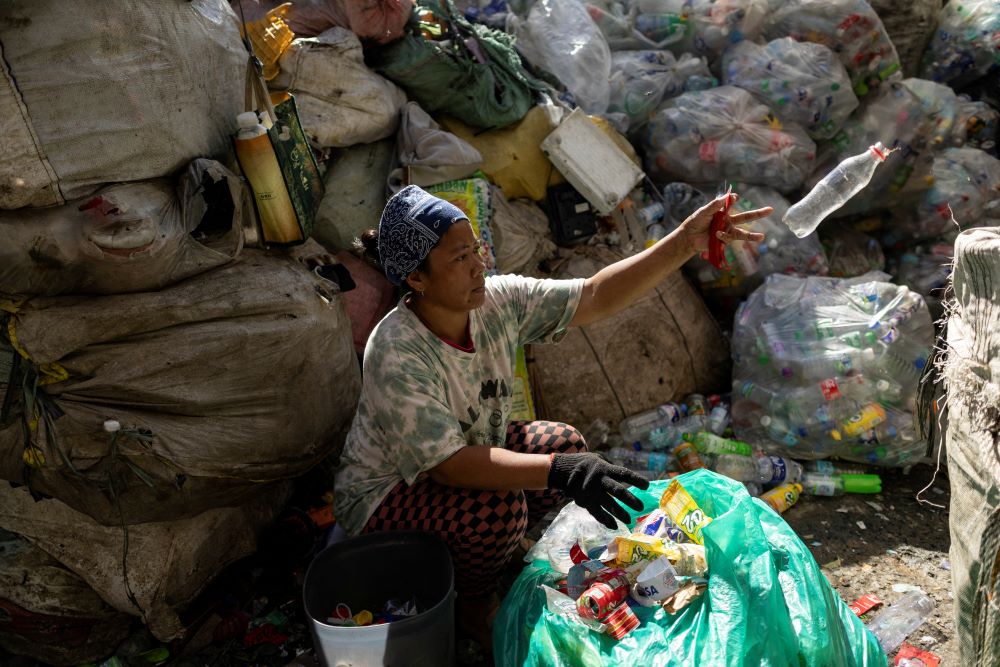 Failure of Busan talks exposes fossil fuel barrier to UN plastics pact