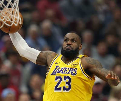 LeBron James, Lakers outlast Stephen Curry’s Warriors; Anthony Davis sprains ankle