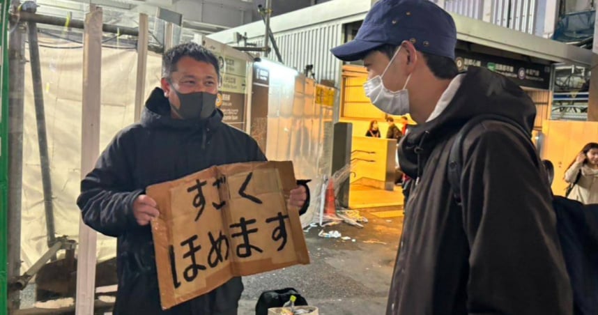 Middle-Aged Man Makes a Living Praising Strangers on the Street