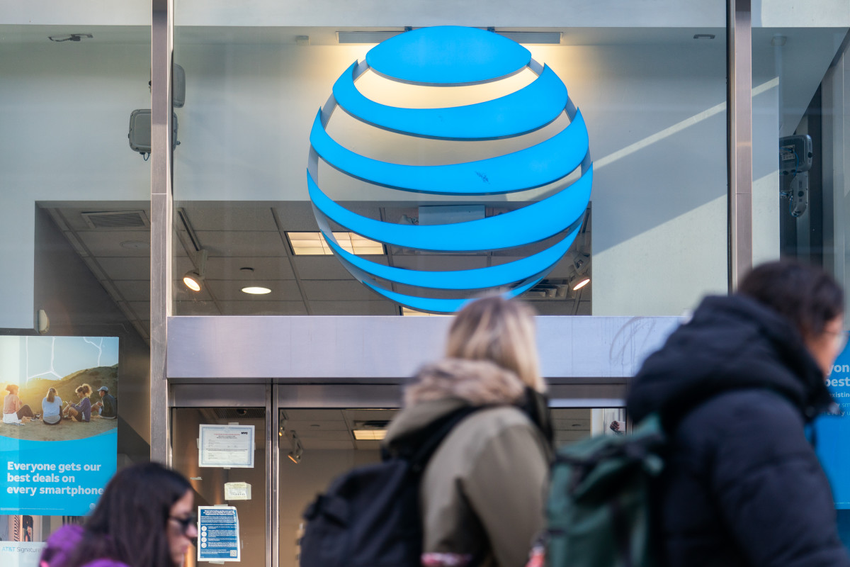 AT&T hopes to win back trust from customers with generous offer